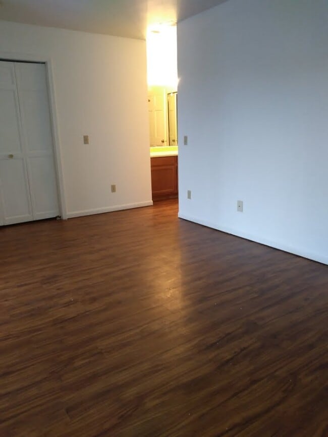Building Photo - 13 Westover Ct