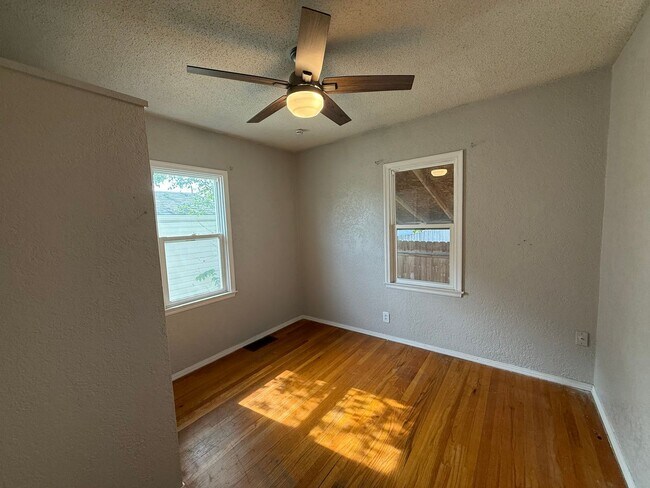 Building Photo - Three Bedroom, Two Bathroom Home! One car garage!