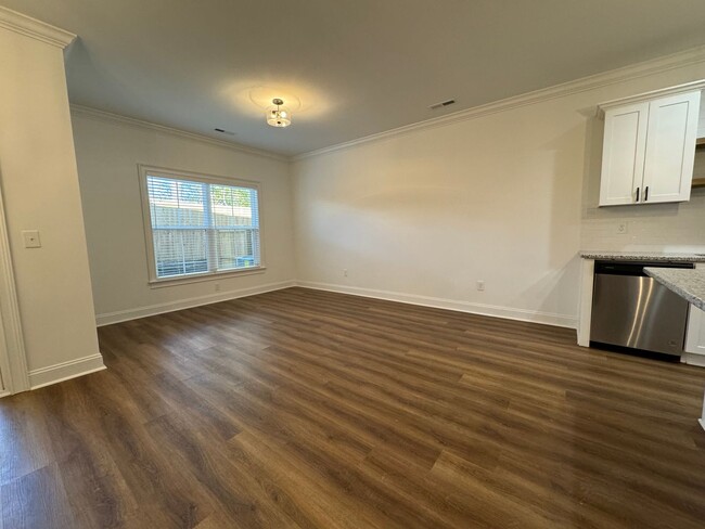 Building Photo - NEW 3/2.5 Gaited Townhouse in Downtown Rom...