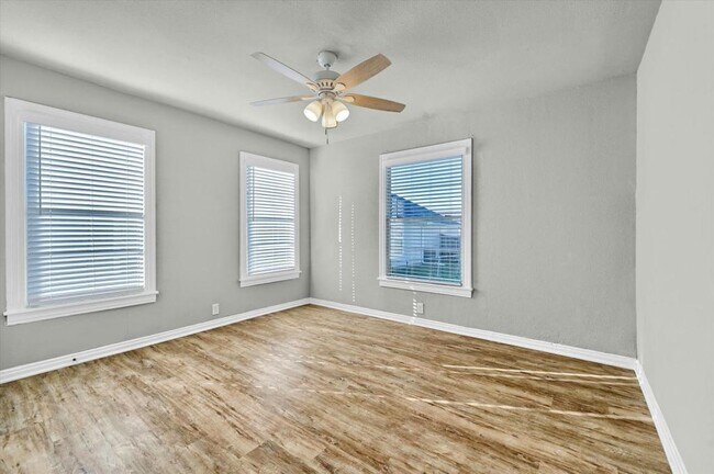 Building Photo - 810 N Throckmorton St