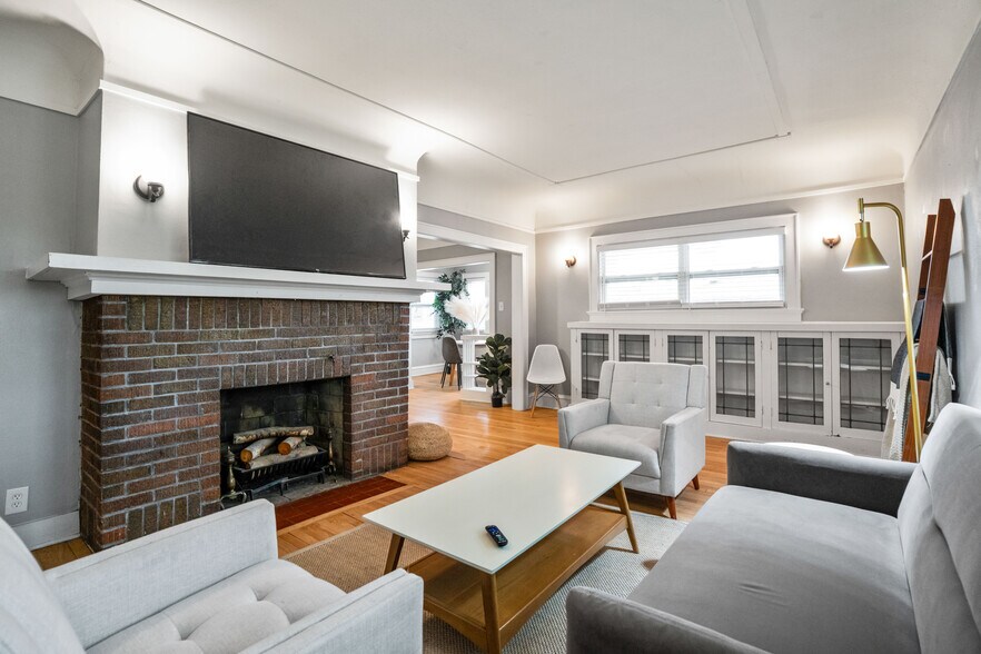 Primary Photo - 2863 N Frederick Ave