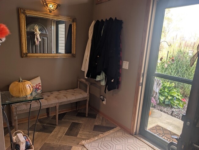 Building Photo - 607 Tamarack Dr W