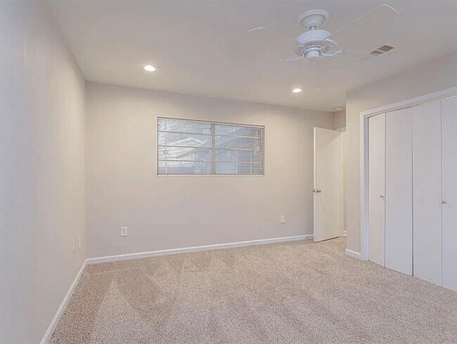 Building Photo - 1009 Alden Dr