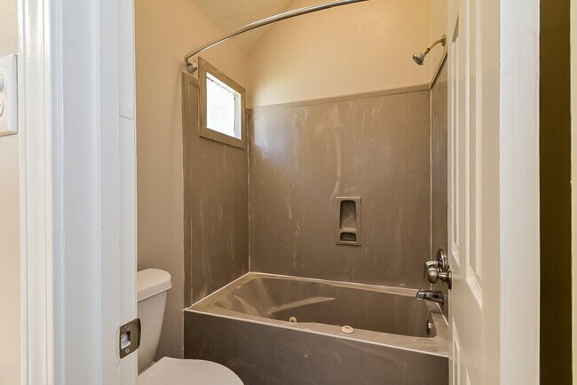 Building Photo - 2464 Green Glen Dr