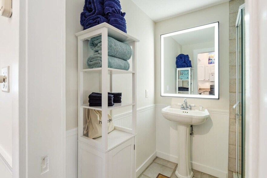 Building Photo - 817 Terry Ln