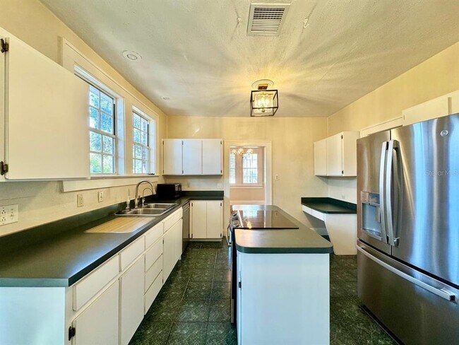 Building Photo - 3112 W Palmira Ave