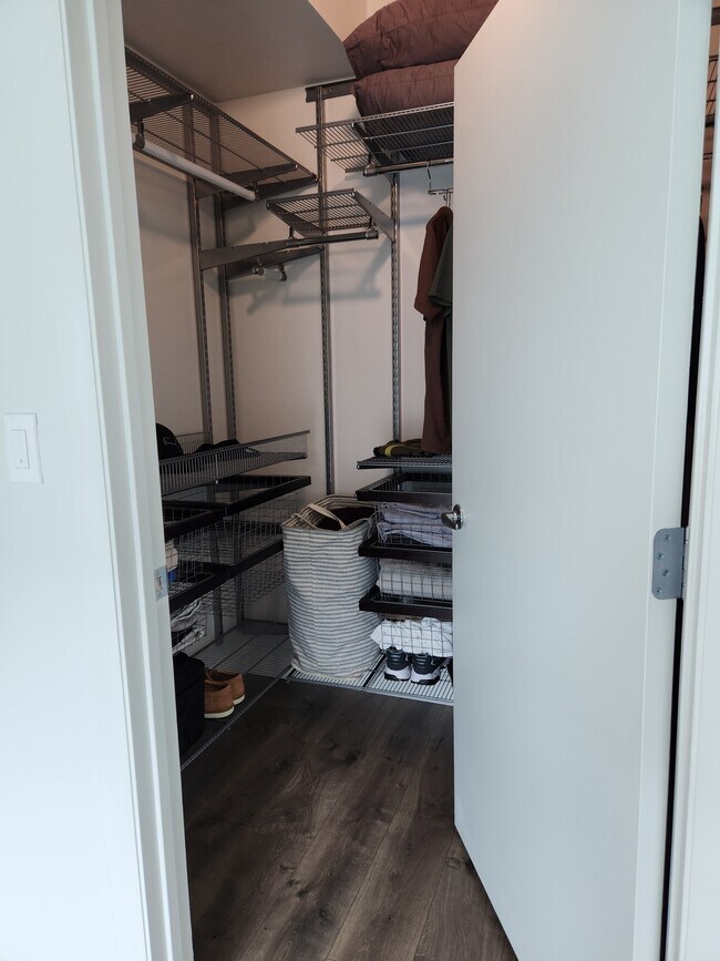 Walk-in Closet - 1900 N Bayshore Dr