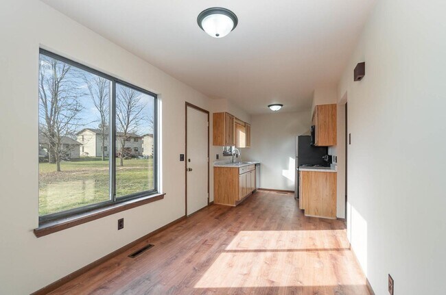 Building Photo - 2 Bedroom Rental Duplex with Attached Garage $1300/month