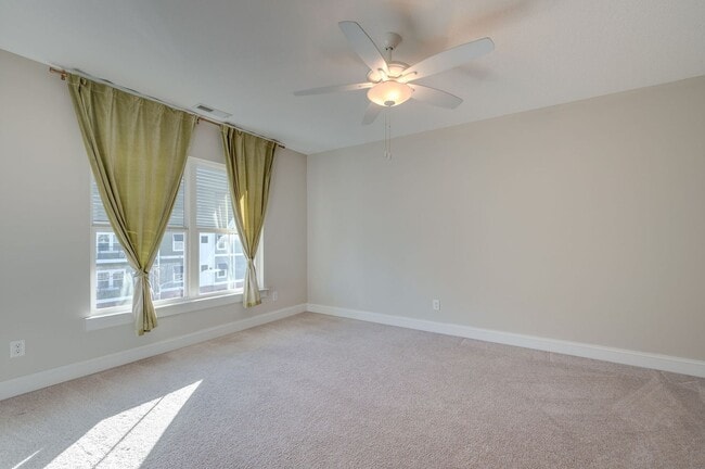 Building Photo - 3BD/3.5BA Immaculate Condo at the Oceanfront!