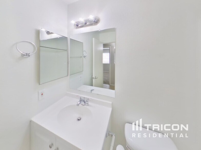 Building Photo - 8334 W Baxter Dr