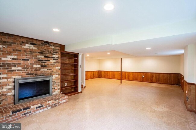 Building Photo - 6608 Fairlawn Dr