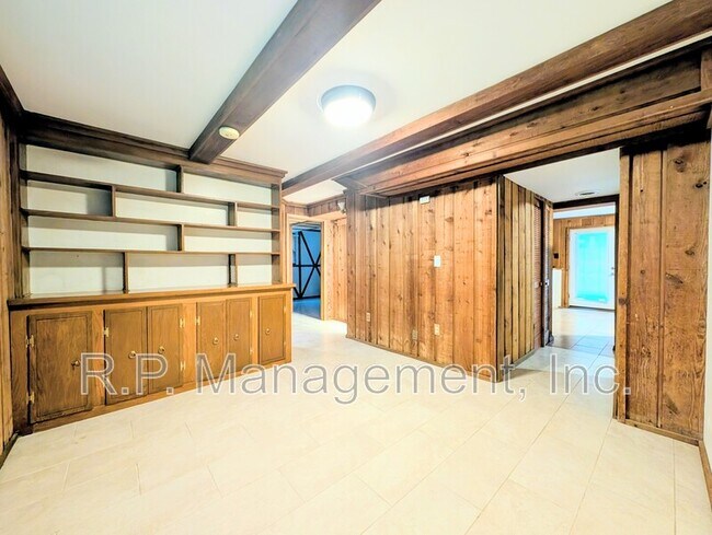Building Photo - 15740 Pilar Rd N