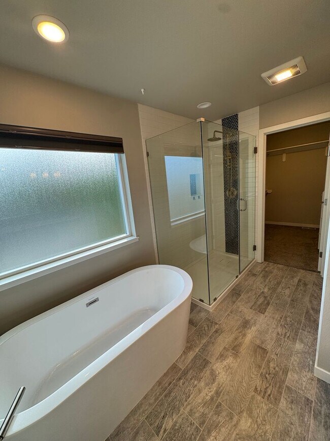 Building Photo - Stunning home in desirable Eagle River neighborhood