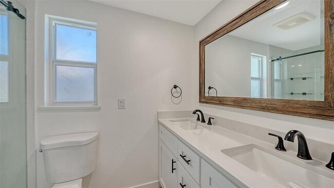 Building Photo - 909 Spanish Dr N