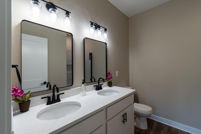 Building Photo - 8456 Oak Shade Ct