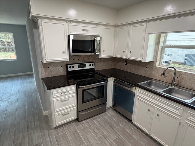 Building Photo - 3823 Fernglade Dr