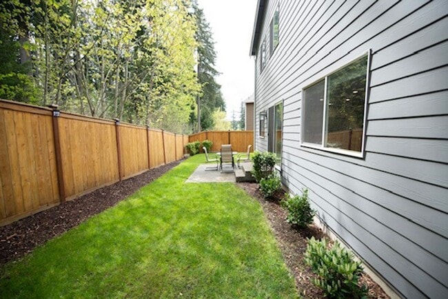 Building Photo - Nearly New Dupont Home 3bed and 2.5 Bath 1...