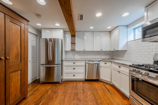 Building Photo - 1709 W Barry Ave