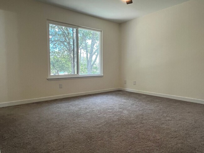 Building Photo - JUST RENOVATED 4/2.5 IN GREAT LEANDER LOCA...