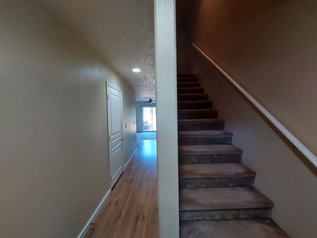 Building Photo - 3 bedroom 2 bath home with attached garage