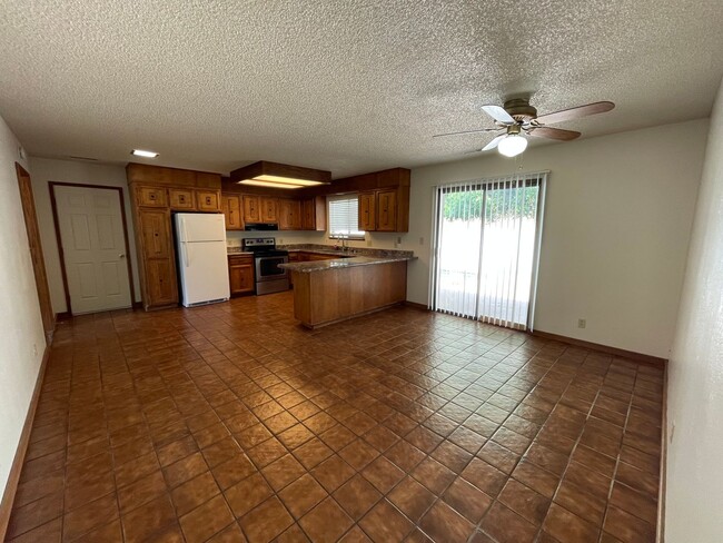 Building Photo - SPACIOUS HOME ON THE WEST SIDE OF REDDING