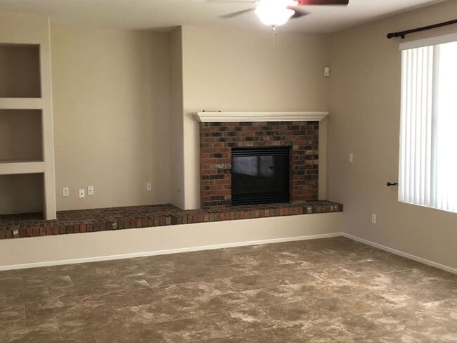 Building Photo - 4 bed Paseo del Sol Home with Downstairs B...
