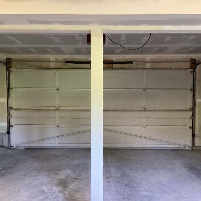 Building Photo - Updated 4 bedroom in The Desirable Merrill...