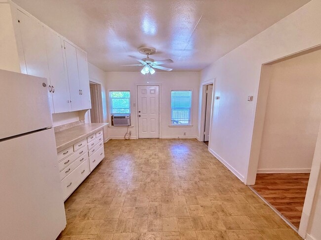 Building Photo - Charming 2-bedroom, 1-bathroom Duplex Loca...