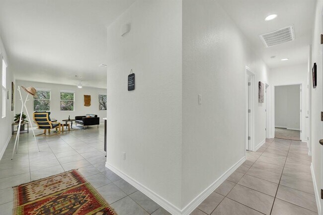 Building Photo - 216 Mary Max Cir