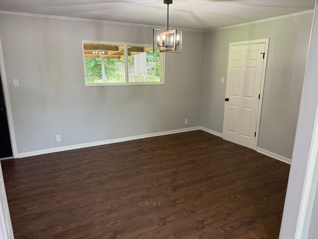 Building Photo - 3315 Robinhood Ln