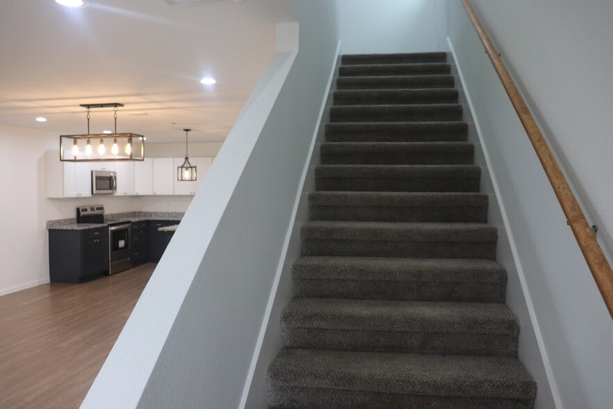 Stairway - 5909 Grayson St