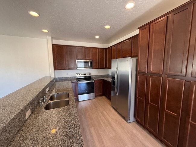 Building Photo - Available Now- Beautiful Nampa Townhome