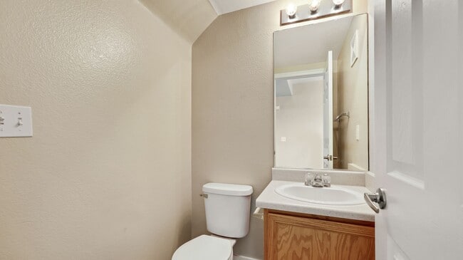 Building Photo - Fully rehabbed 3 bedroom Townhouse with 2 ...
