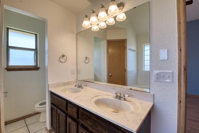 Building Photo - 1220 Eastridge Dr