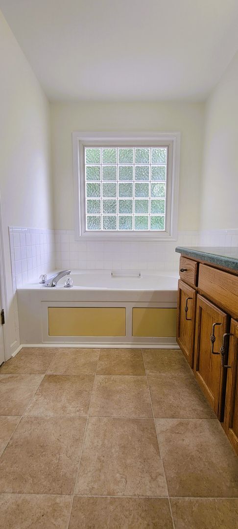 Building Photo - Large traditional colonial in Chester with...