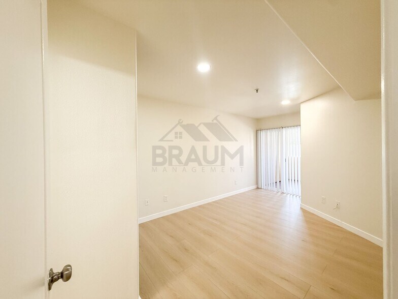 Building Photo - 7323 Winnetka Ave
