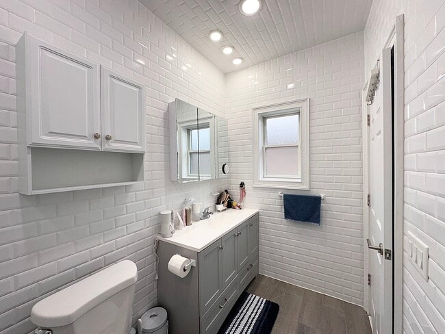 Building Photo - 37 Spruce St