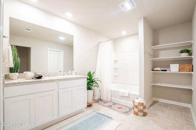 Building Photo - 407 Broussard Hl Dr