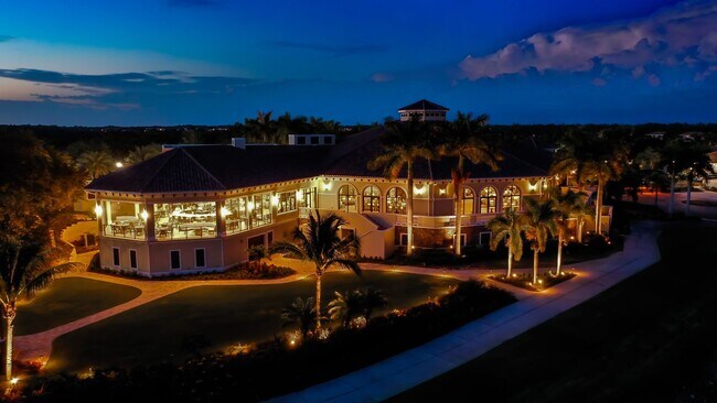 Building Photo - CALLING ALL GOLF ENTHUSIASTS ** STUNNING 2...