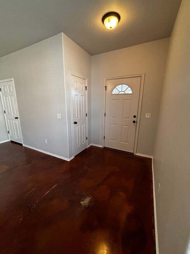 Building Photo - Move in Special!! 3BR 2BA duplex with 2 ca...