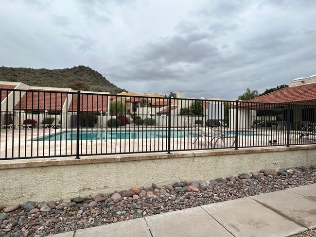 Building Photo - 2 bed + Bonus Room/Loft and 2 car garage