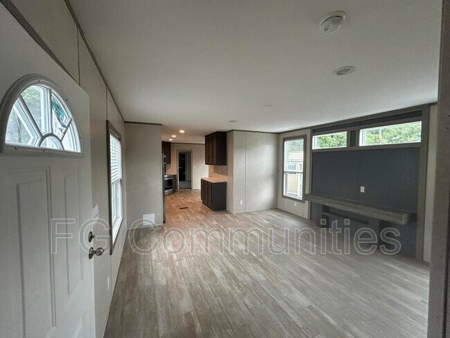 Building Photo - 129 Sides Meadow Dr