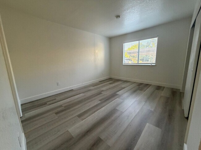 Building Photo - Beautiful 2 bedroom 1 bath Available today! Apply today!