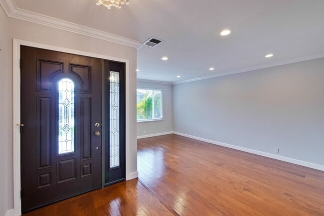 Building Photo - Excellent 3 bedroom, 2 Bath Home with Cent...