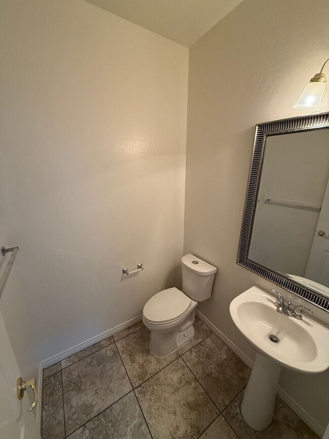 Building Photo - Stylish Southwest Bakersfield Home with Do...