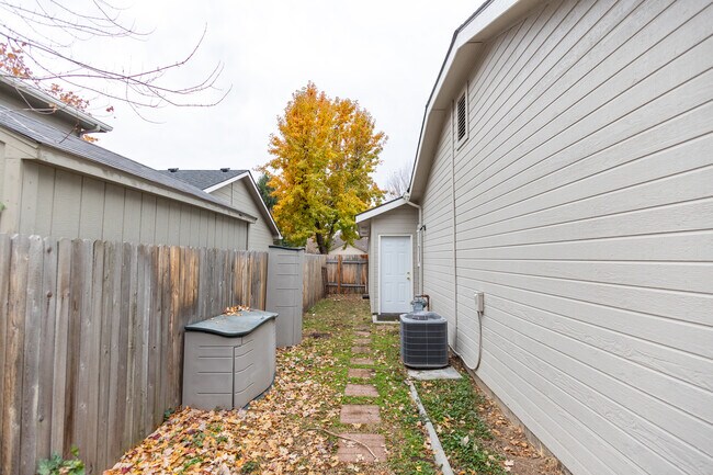 Building Photo - 164 S Silverwood Way