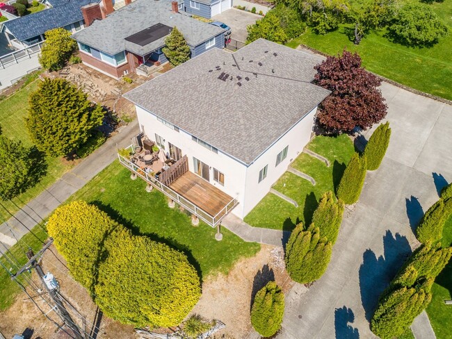 Building Photo - Wonderful Townhome in Browns Point with VI...