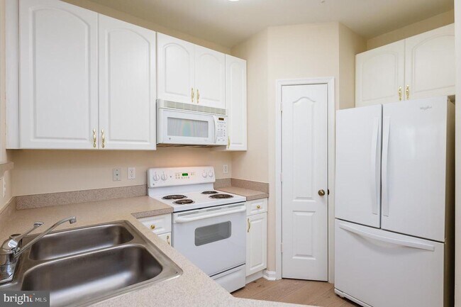 Building Photo - 400 Symphony Cir