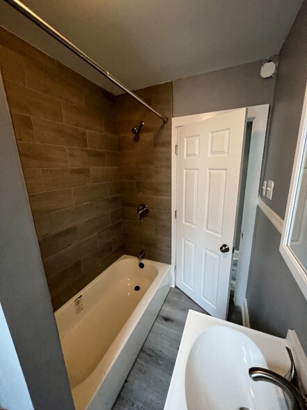 Building Photo - 6322 Regent St