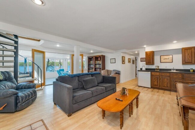 Building Photo - 487 Forest Rd